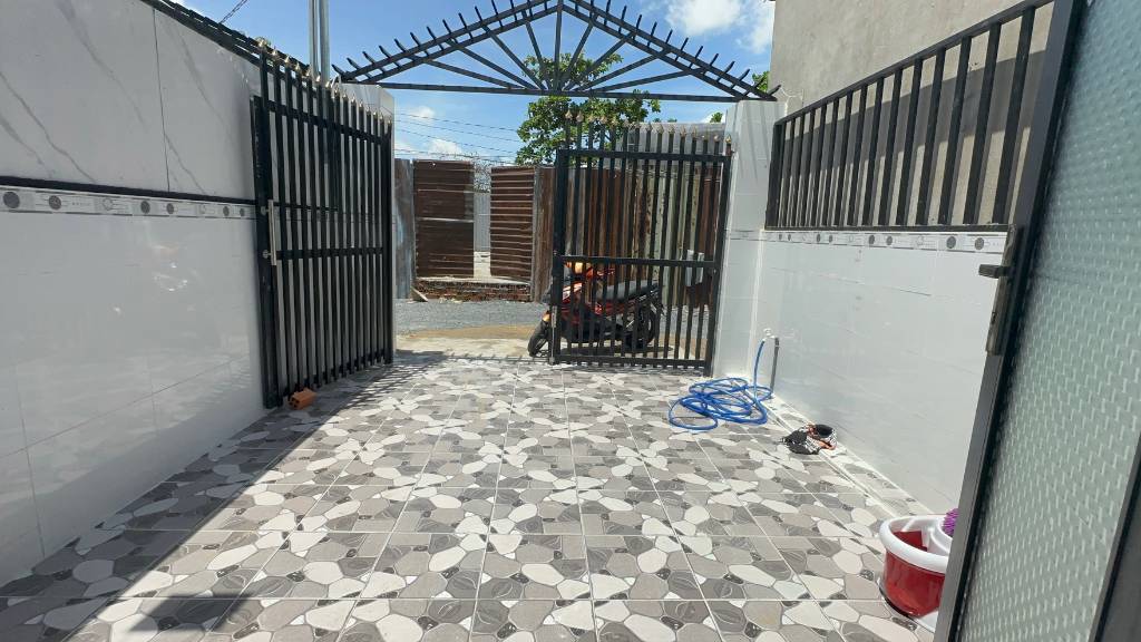 Bán nhà đường C4 Phạm Hùng, Bình Chánh, dt 80m2, gần trường đại học, xe hơi ngủ trong nhà